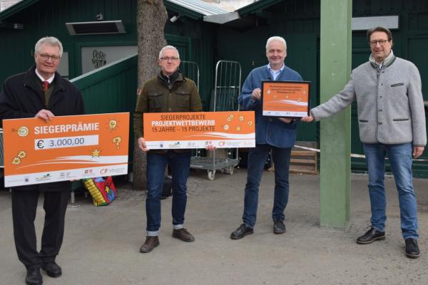 Marktgemeinde Pfaffstätten – Nachhaltigkeitskommunikation: Bürgermeister Christoph Kainz, Biosphärenpark Direktor Andreas Weiß, Biosphärenpark Botschafter Georg Urban und Tassilo Rodlauer