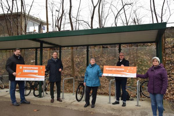 Stadtgemeinde Purkersdorf - Aufblühen auf der Feilerhöhe: ürgermeister Stefan Steinbichler, LAbg. Martin Michalitsch, Biosphärenpark Botschafterin Maria Parzer, Biosphärenpark Direktor Andreas Weiß und Gabriela Orosel (Naturpark Purkersdorf) (v.l.)