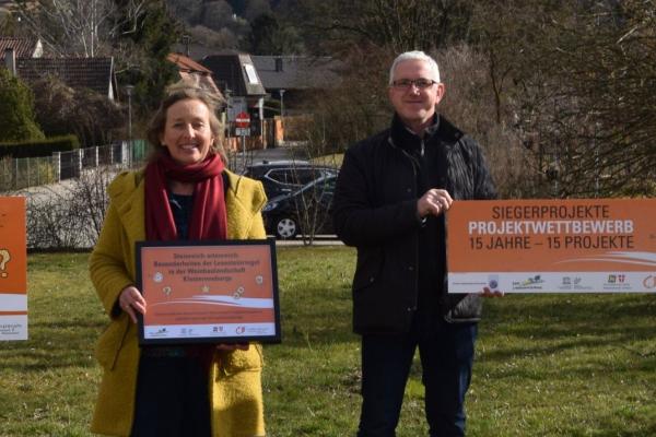 Biosphärenpark Botschafter Leopold Spitzbart, Biosphärenpark Direktor Andreas Weiß und LAbg. Christoph Kaufmann gratulierten Ilse Wrbka-Fuchsig, Leiterin Ortsgruppe Klosterneuburg Naturschutzbund NÖ zum Siegerprojekt Steinreich-artenreich: Besonderheiten der Lesesteinriegel in der Weinbaulandschaft Klosterneuburgs.