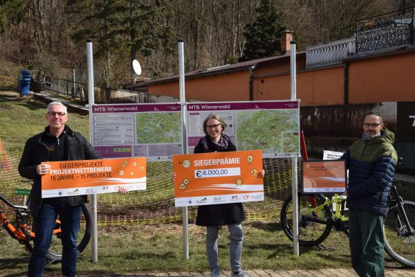 Biosphärenpark Direktor Andreas Weiß und Bezirksvorsteherin Michaela Schüchner gratulierten Patrick Huber als Vertreter des Trailcenter Hohe Wand Wiese zum Siegerprojekt BiosphärenBikeSkillsPark Hohe Wand Wiese,