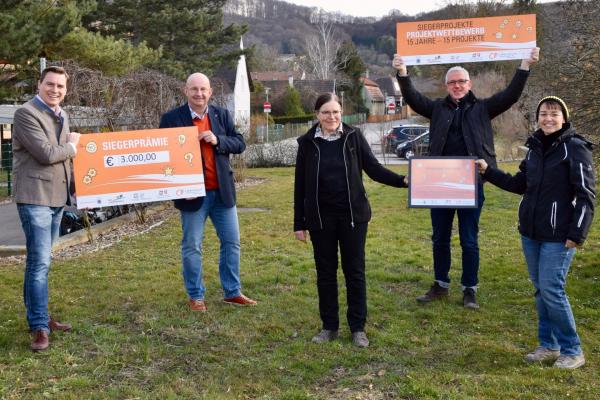 Biosphärenpark Botschafterin Traudl Grabherr (3.v.l.) und Katrin Schützenauer (r.) nahmen die Siegerurkunde im Namen des Vereins FUER Königstetten für das Siegerprojekt Königstetter Vogelrunde entgegen. LAbg. Christoph Kaufmann, Bürgermeister Roland Nagl, Biosphärenpark Direktor Andreas Weiß (v.l.) gratulierten herzlich.