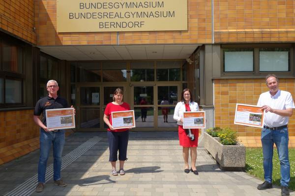 Biosphärenpark-Direktor Andreas Weiß, Biologielehrerin Andrea Obereder, Direktorin Maria Reitgruber und Bürgermeister Franz Rumpler