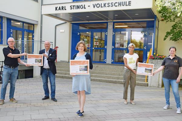 Biosphärenpark-Direktor Andreas Weiß, Bürgermeister Hans Stefan Hintner, Direktorin Dagmar Pokorny, Lehrerin Martina Reinecker und Biosphärenpark-Projektleiterin Johanna Scheiblhofer