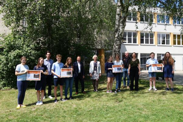 Die KlassensprecherInnen der 3. Klassen mit Lehrer Christoph Ermischer, Bezirksvorsteher Gerald Bischof, Direktorin Elisabeth Stöger, Biosphärenpark-Direktor Andreas Weiß und Lehrerin Johanna Schmidt