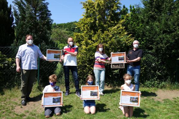 SchülerInnen und Schüler der ÖKO-Volksschule Wienerwald mit Umweltgemeinderat Karl Breitenseher, Bürgermeister Michael Krischke, Direktorin Hermine Noth und Biosphärenpark-Direktor Andreas Weiß