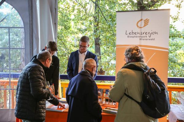 Beim Biosphärenpark-Infostand gibt es jede Menge Information zu den Themen Artenschutz, Nachhaltigkeit und Umweltbildung.