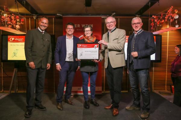 (v.l.n.r.) Forstdirektor der Stadt Wien DI Andreas Januskovecz, Wiener Klima- und Umweltstadtrat Mag. Jürgen Czernohorszky, LH-Stellvertreter Dr. Stephan Pernkopf und Biosphärenpark Direktor DI Andras Weiß gratulieren dem Weinbau Barbach zum Kategorie-Sieg Weißwein kräftig.