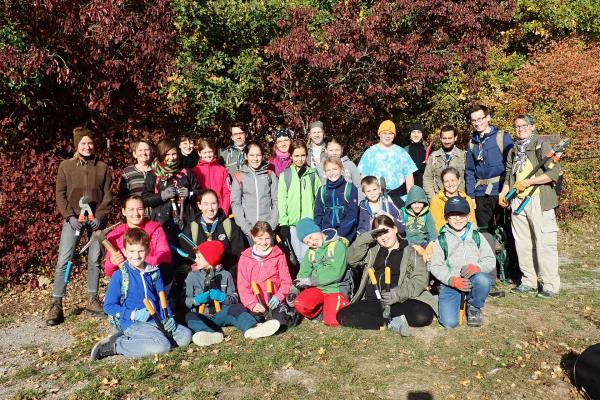 Gruppenfoto von Kindern und Jugendlichen