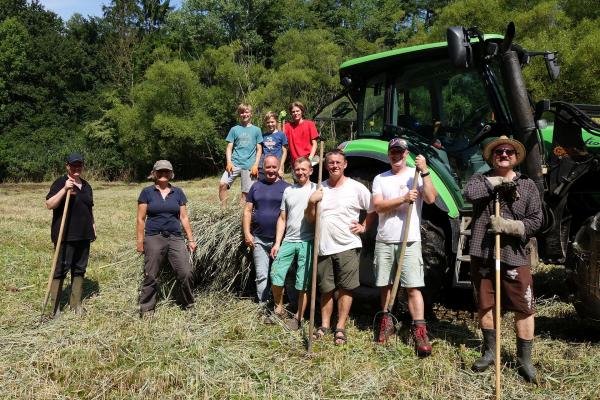 Mit großen Engagement waren die freiwilligen HelferInnen bei der Pflege auf der Naturdenkmalwiese in Heiligenkreuz dabei.