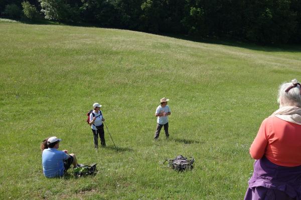 Wandergruppe auf Wiese