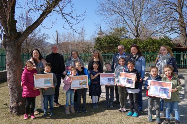 Direktorin Angela Neiss, Biosphärenpark-Direktor Andreas Weiß und Bürgermeister Ludwig Köck mit den Klassenlehrerinnen und einigen Schüler und Schülerinnen