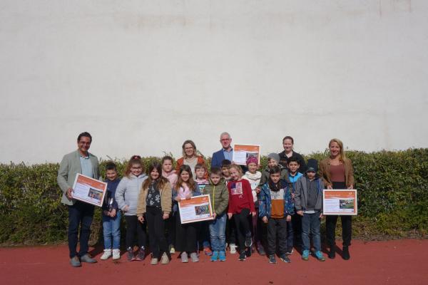 Bürgermeister Daniel Pongratz, Biosphärenpark-Direktor Andreas Weiß, Biosphärenpark-Projektleiterin Johanna Scheiblhofer und Direktorin Kathrin Bortolotti mit den Kindern der Klasse 2a der Volksschule Pottenstein