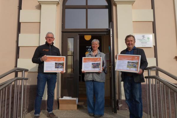 Biosphärenpark-Direktor Andreas Weiß, Direktorin der VS Heiligenkreuz Andrea Märzweiler und Bürgermeister Franz Winter