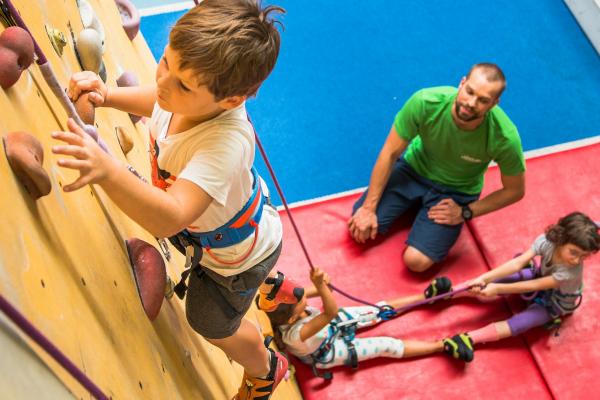 Kind auf der Kletterwand