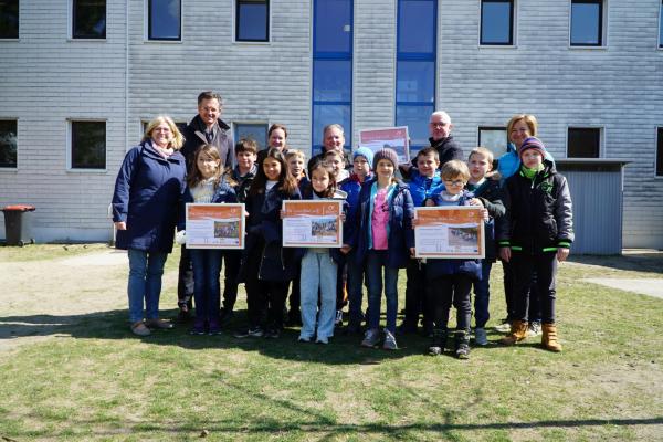 Direktorin Ruth Spitaler, Bürgermeister Stefan Schmuckenschlager, Biosphärenpark-Projektleiterin Johanna Scheiblhofer, Umweltgemeinderat und Biosphärenpark-Botschafter Leopold Spitzbart, Biosphärenpark-Direktor Andreas Weiß und Klassenlehrerin Gudrun Müller mit den Schülern und Schülerinnen der Klasse 3a der Volksschule Anton Brucknergasse