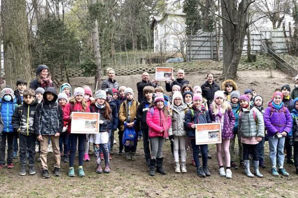 Leiterstellvertreterin Tanja Semrau, Bezirksvorsteher Peter Jagsch, Biosphärenpark-Direktor Andreas Weiß und Biosphärenpark-Projektleiterin Johanna Scheiblhofer mit den Schülern und Schülerinnen der Klassen 2b und 3b der Volksschule Knollgasse