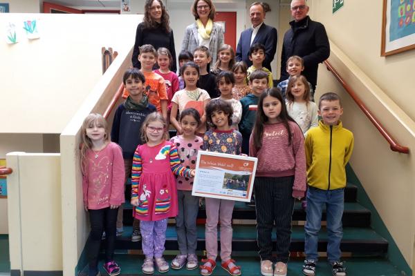 Klassenlehrerin Annika Weishäupl, Direktorin Barbara Swoboda, Bezirksvorsteher Gerald Bischof und Biosphärenpark-Direktor Andreas Weiß