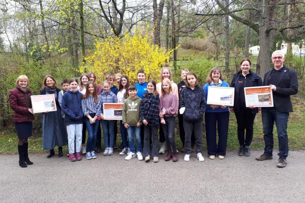 Bezirksvorsteherin Silke Kobald, Biologielehrerin Doris Madersbacher, Direktorin des Gymnasium der Dominikanerinnen Monika Rapp-Pokorny, Biosphärenpark-Projektleiterin Johanna Scheiblhofer und Biosphärenpark-Direktor Andreas Weiß mit den Schülern und Schülerinnen der Klasse 2c