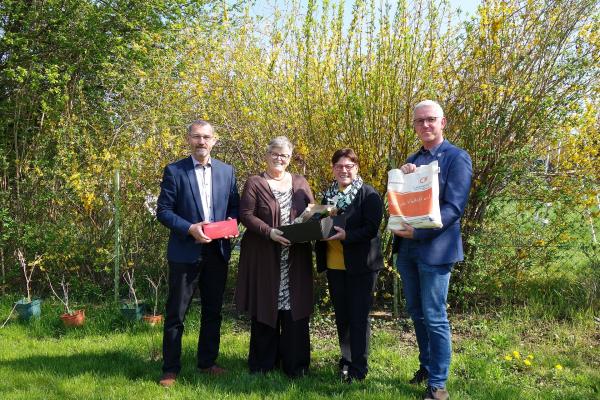 Bürgermeister Thomas Buder (Tulbing) , Bürgermeisterin Josefa Geiger (2.v.r.) und Biosphärenpark Direktor Andreas Weiß (r.) gratulierten Elisabeth Lehnert (2.v.l.) zum Gewinn. Zu gewinnen gab es einen Geschenkgutschein für ein Frühstück im Hotel Tulbingerkogel, einen Geschenkgutschein für die Dorfküche St. Andrä-Wördern sowie einen Geschenkkorb vom Poyerhof in Sieghartskirchen. Wir bedanken uns bei den Gemeinden für die Preise!