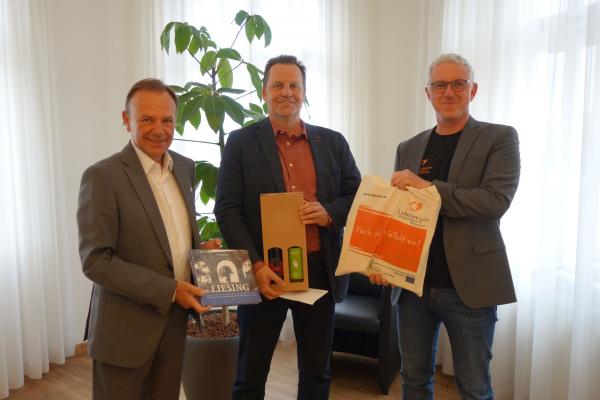 Bezirksvorsteher Gerald Bischof (l.) und Biosphärenpark Direktor Andreas Weiß (r.) gratulierten Wolfgang Gätz (Mitte) zum Gewinn und übergaben einen Gutschein und ein Weinpaket vom Heurigen Zahel, zur Verfügung gestellt von der Bezirksvostehung Liesing, überreicht.