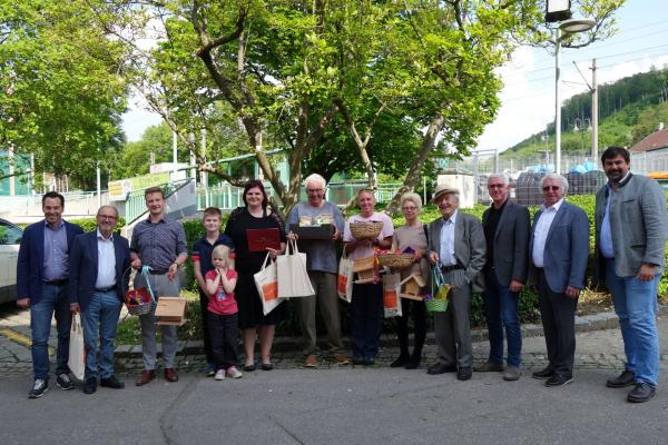 Vizebürgermeister von Purkersdorf Andreas Kirnberger (l.), Biosphärenpark-Botschafter von Mauerbach Helge Ebner (2.v.l.), Biosphärenpark Direktor Andreas Weiß (3.v.r), Tullnerbacher Bürgermeister Johann Novomestsky (2.v.r.) und Bürgermeister von Purkersdorf Stefan Steinbichler (r.) überreichten die Preise - Geschenkkörbe und Vogelhäuser der Dorfgemeinschaft Wienerwaldsee, ein Geschenkkorb der Grasslerei aus Tullnerbach und ein Frühstücksgutschein im Parkhotel Mauerbach-  an die glücklichen GewinnerInnen. Wi