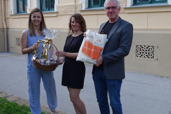 Bürgermeisterin Bernadette Geieregger (l.) und Biosphärenpark Direktor Andreas Weiß gratulieren der Gewinnerin aus Kaltenleutgeben Carina Bergen (Mitte).