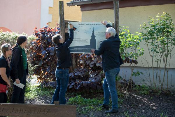 Infotafel wird aufgehängt