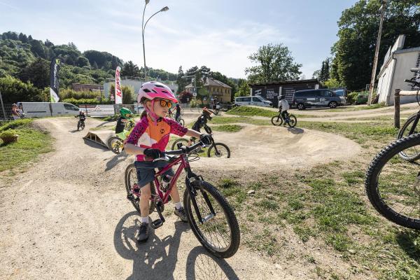 Mädchen fährt mit Mountainbike den Parcour