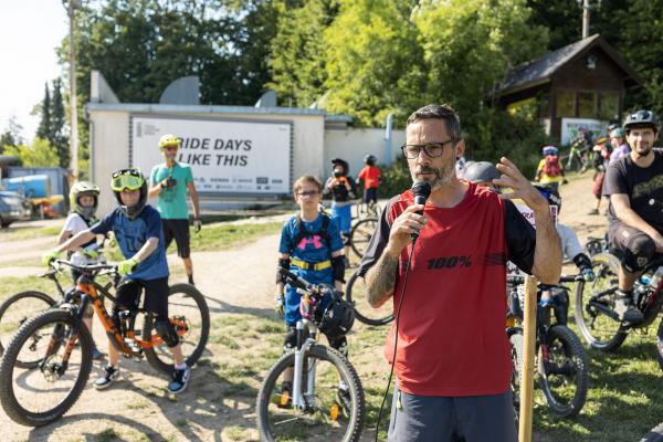 Kinder mit Mountianbikes