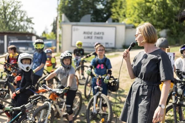 Bezirksvorsteherin Schüchner und Kinder auf Mountainbikes