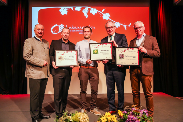 Weingut Hannes Hofer gewinnt in der Kategorie Weißwein Reserve und Süßwein und ist auch Top-Weinbaubetrieb.