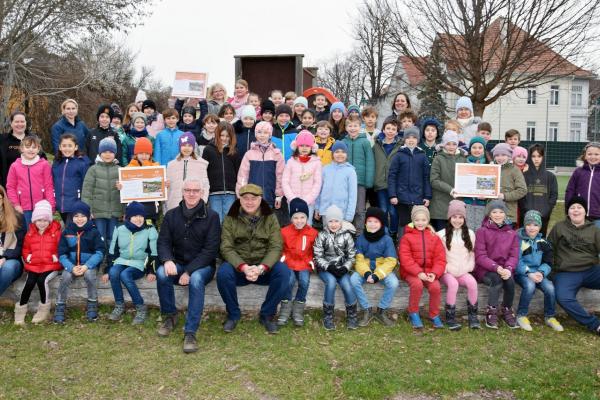 Biosphärenpark-Direktor Andreas Weiß, Bürgermeister Hans Stefan Hintner, Biosphärenpark-Projektleiterin Johanna Scheiblhofer und Direktorin Manuela Mandl mit den Schülern und Schülerinnen der Klassen 2c, 3a und 3c der Karl Stingl Volksschule