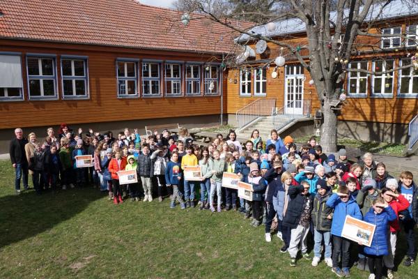 Biosphärenpark-Direktor Andreas Weiß und Bezirksvorsteherin Silke Kobald überreichen als Dankeschön die Urkunden an die Schüler und Schülerinnen der Waldschule Dr. Schober Straße, mit den Klassenlehrerinnen und Direktorin Katharina Mayer-Egerer