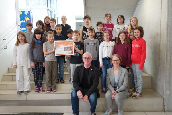 Biosphärenpark-Direktor Andreas Weiß und Bezirksvorsteherin Michaela Schüchner überreichen als Dankeschön die Urkunden an die Schüler und Schülerinnen der Klasse 4a der Volksschule Hütteldorf