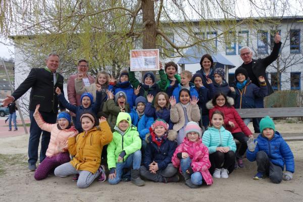 Umweltstadtrat Leopold Spitzbart und Biosphärenpark-Direktor Andreas Weiß überreichen als Dankeschön die Urkunden an die Schüler und Schülerinnen der Klasse 2c der Volksschule Anton Bruckner Gasse mit der Klassenlehrerin Silvia Paap und Direktorin Bettina Svoboda