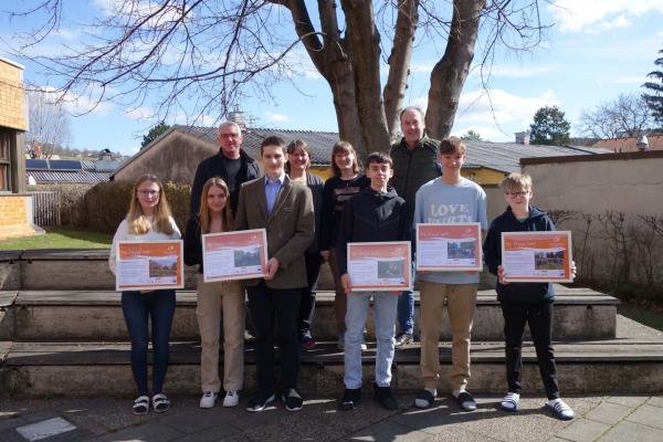 Biosphärenpark-Direktor Andreas Weiß und Bürgermeister Franz Rumpler überreichen als Dankeschön die Urkunden an die KlassensprecherInnen der 4. Schulstufe des Gymnasiums Berndorf mit den Biologielehrerinnen Andrea Obereder und Alexandra Reichstädter