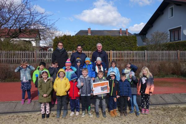 Bürgermeister Daniel Pongratz und Biosphärenpark-Direktor Andreas Weiß überreichen als Dankeschön die Urkunden stellvertretend an die Schüler und Schülerinnen der Klasse 1b der Volksschule Pottenstein mit Klassenlehrer Ken Weinzettl