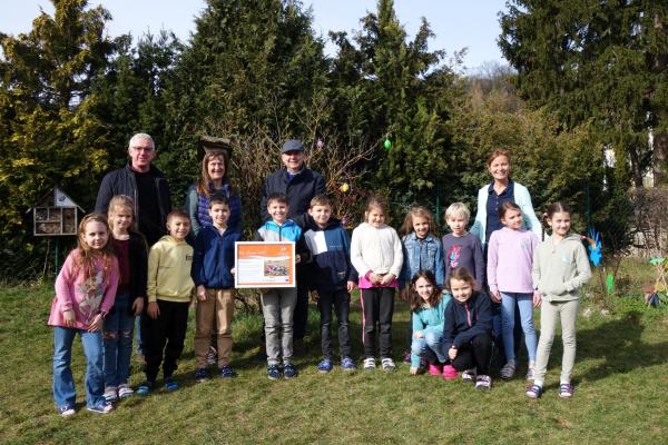 Biosphärenpark-Direktor Andreas Weiß und Bürgermeister Michael Krischke überreichen als Dankeschön die Urkunden stellvertretend an einige Schüler und Schülerinnen der ÖKO-Volksschule Wienerwald mit Direktorin Hermine Noth