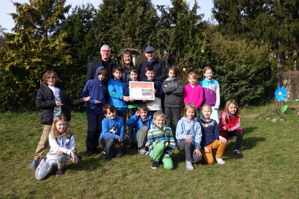 Biosphärenpark-Direktor Andreas Weiß und Bürgermeister Michael Krischke überreichen als Dankeschön die Urkunden stellvertretend an einige Schüler und Schülerinnen der ÖKO-Volksschule Wienerwald mit Direktorin Hermine Noth