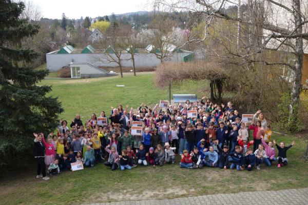 Gruppenfoto Klasse bei Urkundenübergabe