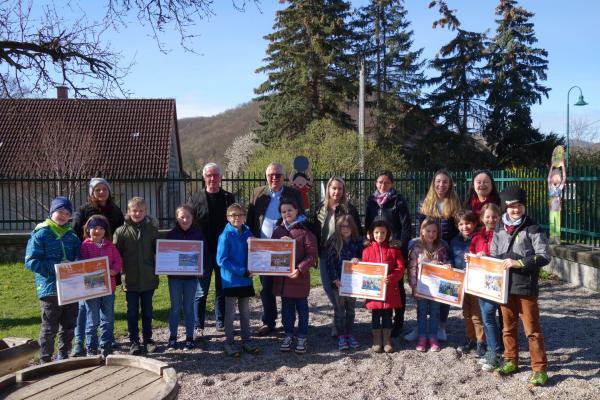 Klasse der VS Alland bei der Urkundenübergabe durch Biosphärenpark Direktor Andreas Weiß und Bürgermeister Ludwig Köck