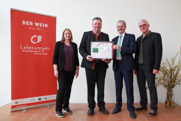 Wiener LAbg. Mag.<sup>a</sup> Nina Abrahamczik, NÖ Landtagspräsident Mag. Karl Wilfing und Biosphärenpark-Direktor DI Andreas Weiß gratulieren dem Weingut Hecher zur Auszeichnung "Top-Weinbaubetrieb 2023".