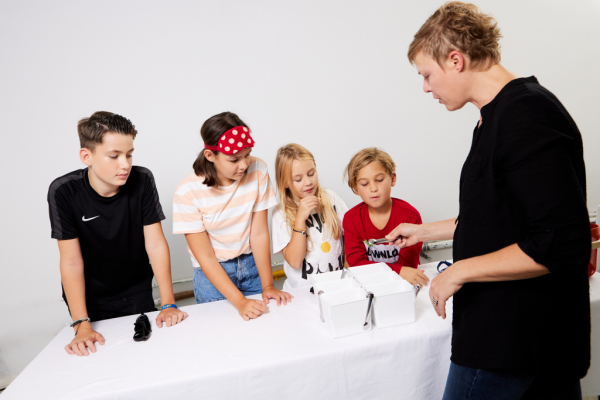 Das Sensorik Labor vermittelt Kindern, Jugendlichen und Erwachsenen auf unterhaltsame Weise, wie man seine Sinne einsetzt, um Lebensmittel auf Genussfähigkeit zu überprüfen.