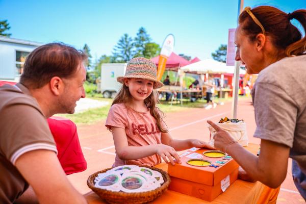 Papa mit Tochter beim Infostand