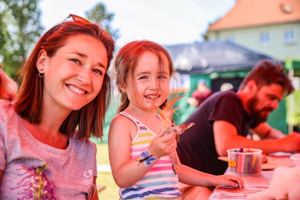 Mama mit Tochter beim Bastelstand