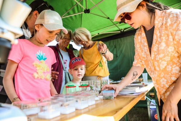 Kinder beim Infostand