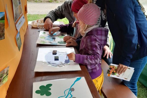 Kinder und Erwachsene beim Gewässerspiel