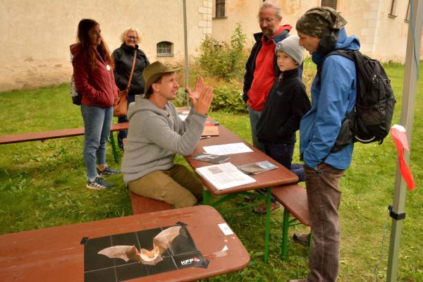 Infostand mit Personen