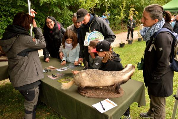 Personengruppe an Infostand mit Tierpräparaten