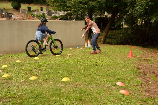 Mädchen fährt einen Parcour mit dem Fahrrad